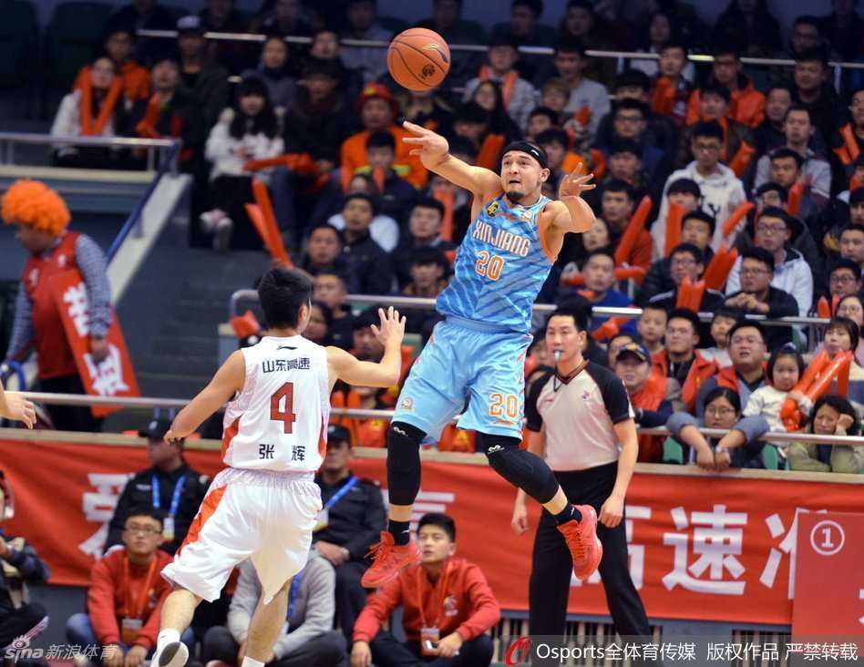 疆鲁大战周琦遮天大帽,丁彦雨航受伤离场仍砍最高分 周琦篮下与外援硬碰硬对抗,利用身高臂展优势卡位,丝毫不落下风。