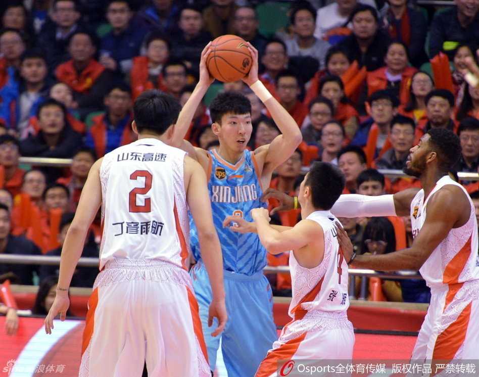 疆鲁大战周琦遮天大帽,丁彦雨航受伤离场仍砍最高分 西热力江面露凶色,紧贴防守人,如同牛皮糖一般的粘人防守让对手寸步难行。