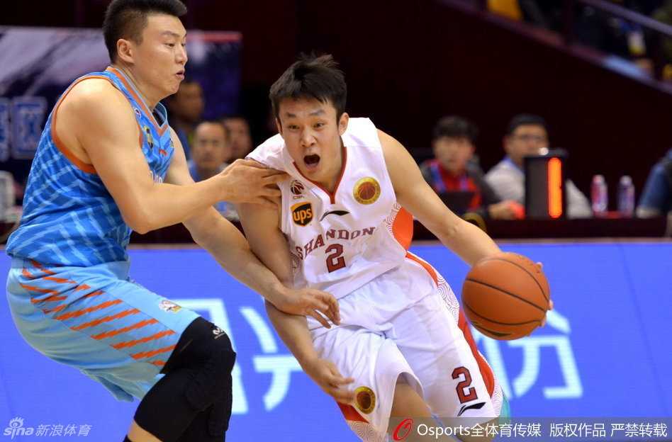 疆鲁大战周琦遮天大帽,丁彦雨航受伤离场仍砍最高分 丁彦雨航受伤倒地瞬间,手捂膝盖表情痛苦,令全场球迷揪心不已。