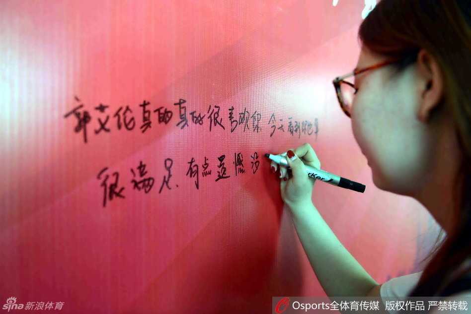 痴心守候只为那一眼,三名女球迷机场含泪寄语郭艾伦 一位长发披肩的女球迷微微低头,手中紧握着一张写满真挚话语的纸条,眼神中流露出掩饰不住的失落与不舍,仿佛在默默祈祷偶像能看见这份心意。