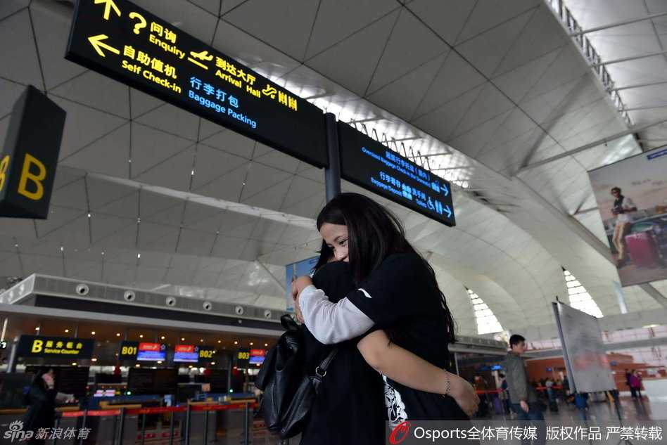 痴心守候只为那一眼,三名女球迷机场含泪寄语郭艾伦 身着休闲装的阳光大男孩郭艾伦,单手插兜推着银色行李箱,脚步坚定地迈向出征征程,仿佛一名即将踏上战场的少年将军。