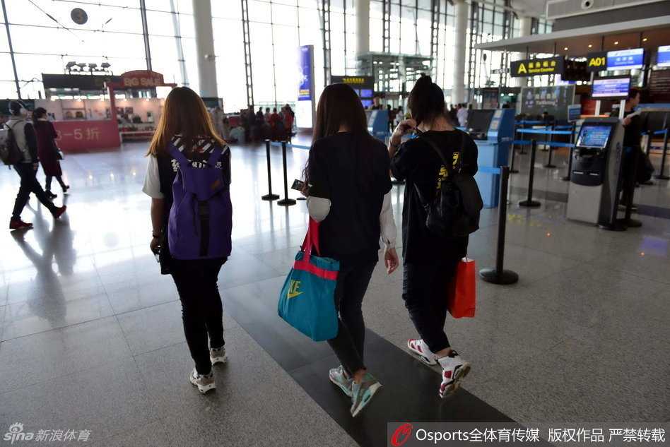 痴心守候只为那一眼,三名女球迷机场含泪寄语郭艾伦 女球迷在笔记本上用力写下的寄语特写,字迹娟秀,笔触深情,其中