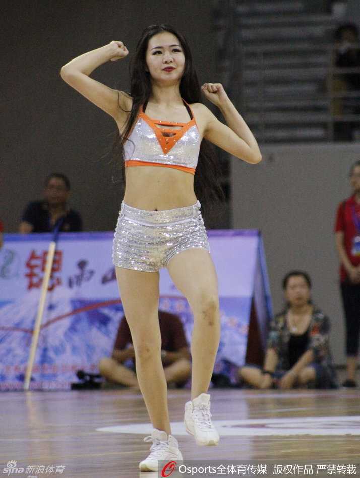 盛夏热舞点燃冰城男篮精英赛 表演尾声,篮球宝贝们集体向观众致意,这一刻,她们与胜利的球队一样,值得全场的欢呼与掌声