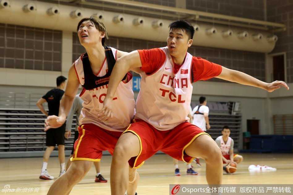 直击海埂:男篮奥运冲刺,宫家军打造血肉长城 丁彦雨航面对李根的强硬防守毫无惧色,他高高跃起干拔跳投,李根的手掌几乎封到了他的眼前,充满了视觉张力