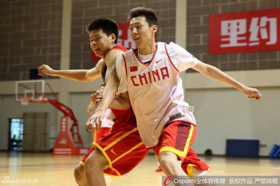 直击海埂:男篮奥运冲刺,宫家军打造血肉长城 主教练宫鲁鸣双手抱胸神情严峻地站在场边指导,他的目光如炬,仿佛要将弟子们的每一次失误都刻在心里,成为进步的阶梯