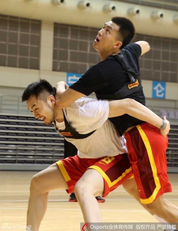 直击海埂:男篮奥运冲刺,宫家军打造血肉长城 李慕豪张开长臂硬扛邹雨宸的背身单打,肌肉碰撞的瞬间能感受到内线搏杀的残酷,两人额头都渗出了细密的汗珠