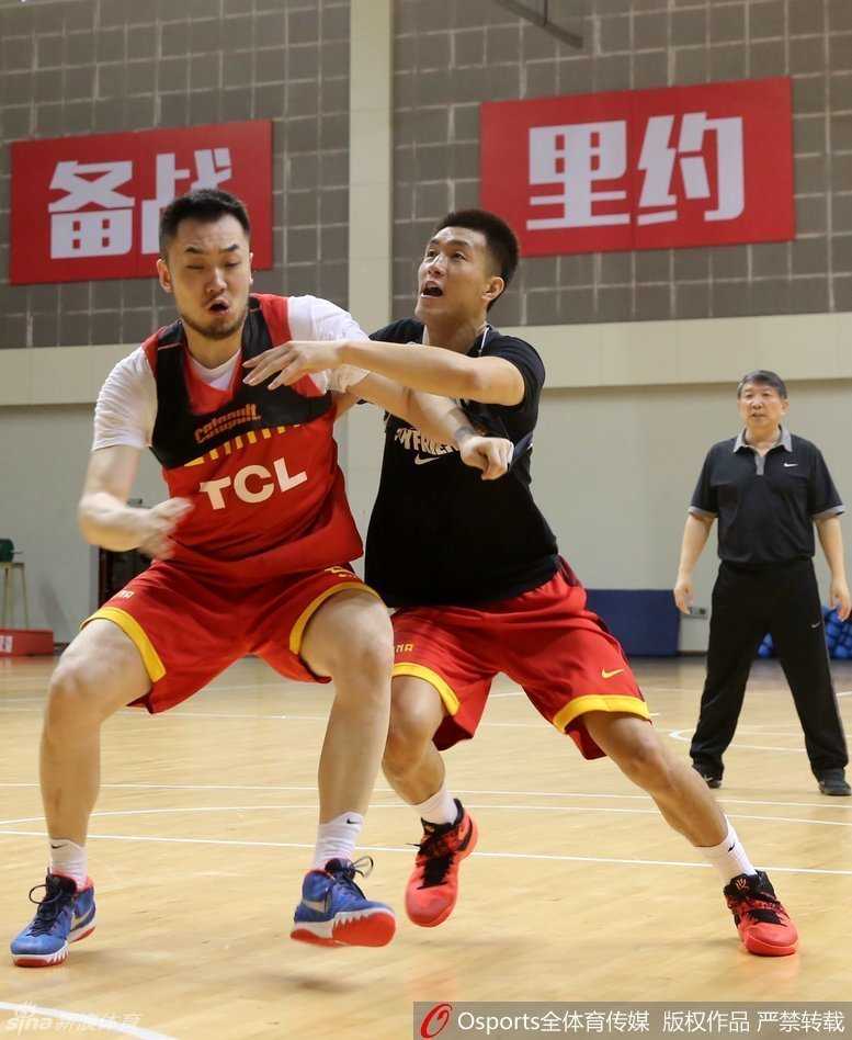 直击海埂:男篮奥运冲刺,宫家军打造血肉长城 睢冉与郭艾伦在高速对抗中互不相让,睢冉眼神坚毅试图卡住身位,郭艾伦则像利刃般持球寻找突破的缝隙