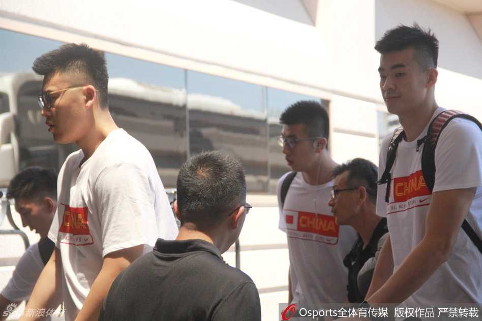 王哲林戴上了时尚的眼镜现身，心情愉悦，历经伤病恢复后的大王显得书生气十足，同时也对奥运充满期待。