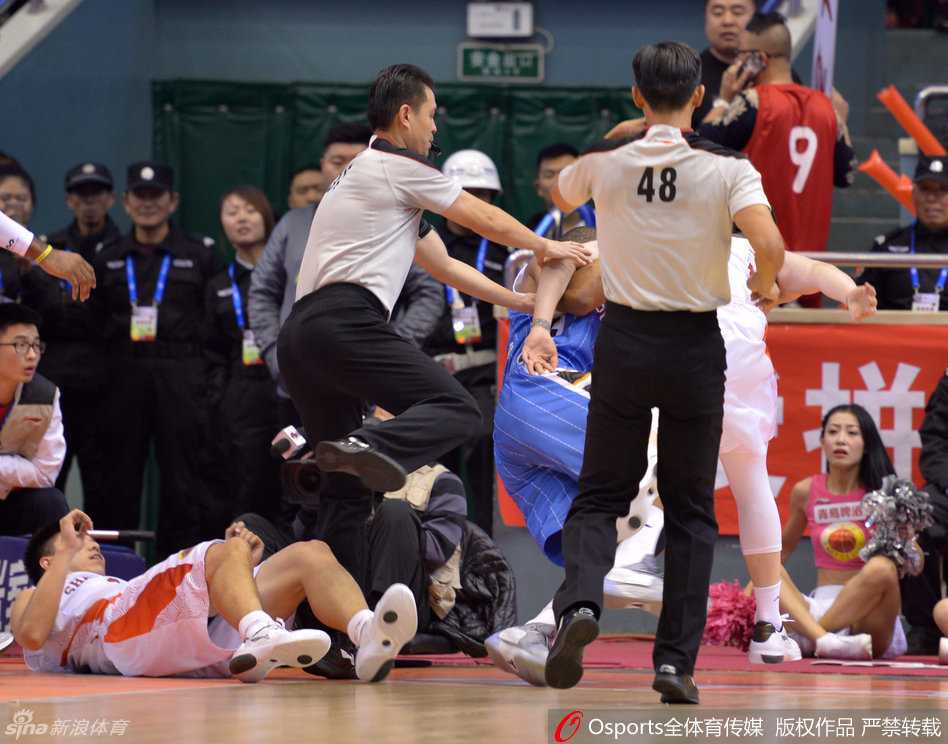 睢冉怒推莫里斯瞬间,京鲁大战火爆冲突全回顾 裁判果断介入,张开双臂奋力隔开双方球员,试图平息这场一触即发的暴力冲突,成为场上唯一的冷静者。