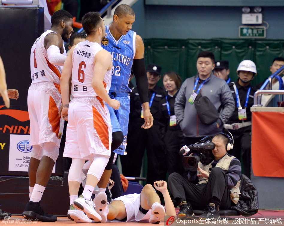 睢冉怒推莫里斯瞬间,京鲁大战火爆冲突全回顾 莫里斯持球强攻,睢冉贴身紧逼,两人眼神交汇中已经充满了敌意,空气中弥漫着紧张的气息。