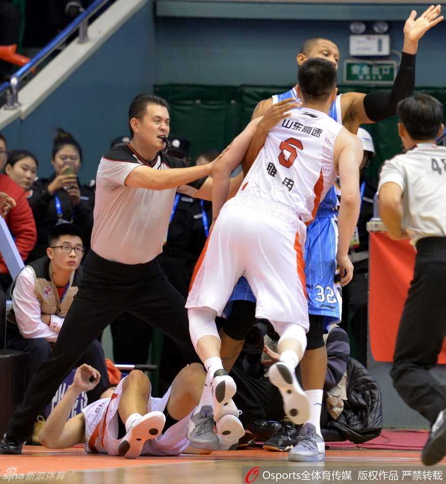 睢冉怒推莫里斯瞬间,京鲁大战火爆冲突全回顾 言语交流无效后,睢冉火气上涌,直接上前用身体顶撞莫里斯,两人胸部剧烈碰撞,冲突一触即发。