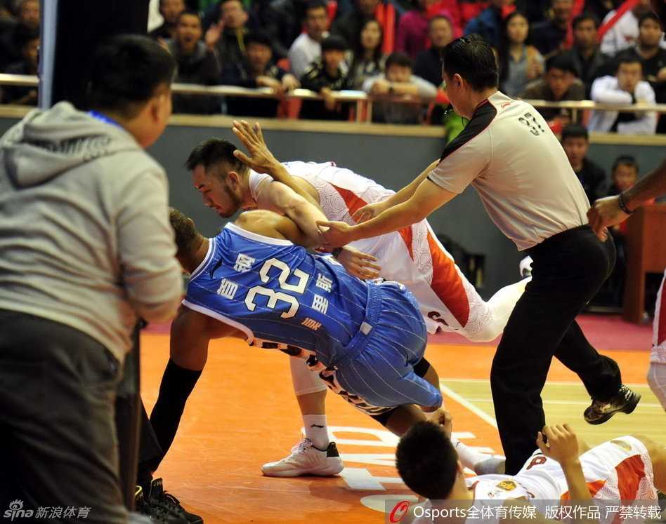 睢冉怒推莫里斯瞬间,京鲁大战火爆冲突全回顾 冲突之后,双方球员围拢过来,莫里斯坐在地上仰望裁判,睢冉则被队友拉开,但眼神依旧锐利。