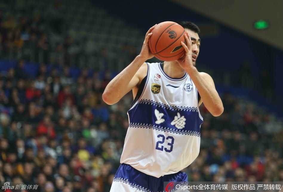 硝烟与温情:回首CBA常规赛的那些经典对决 奥登如巨塔般耸立,高高跃起完成双手暴扣,展现昔日状元秀的篮下威力。