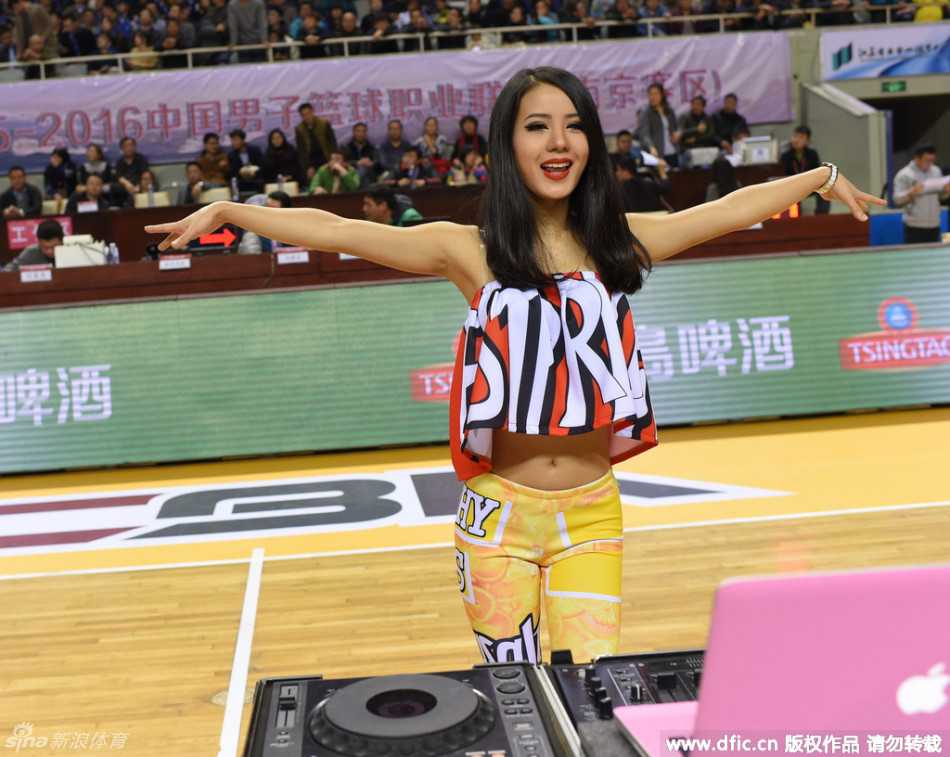 现场镜头捕捉到她低眉浅笑的温柔瞬间，神似佟丽娅的五官在柔和光线下更显精致，迷人气质展露无遗