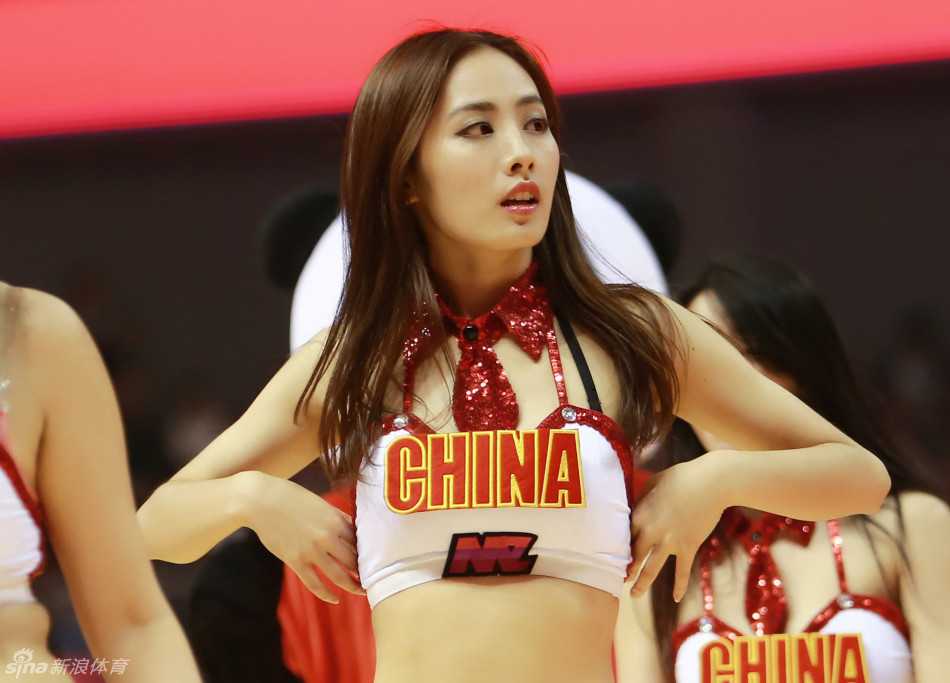 紧身队服勾勒出健美曲线，篮球宝贝侧身回眸瞬间，眼神妩媚动人