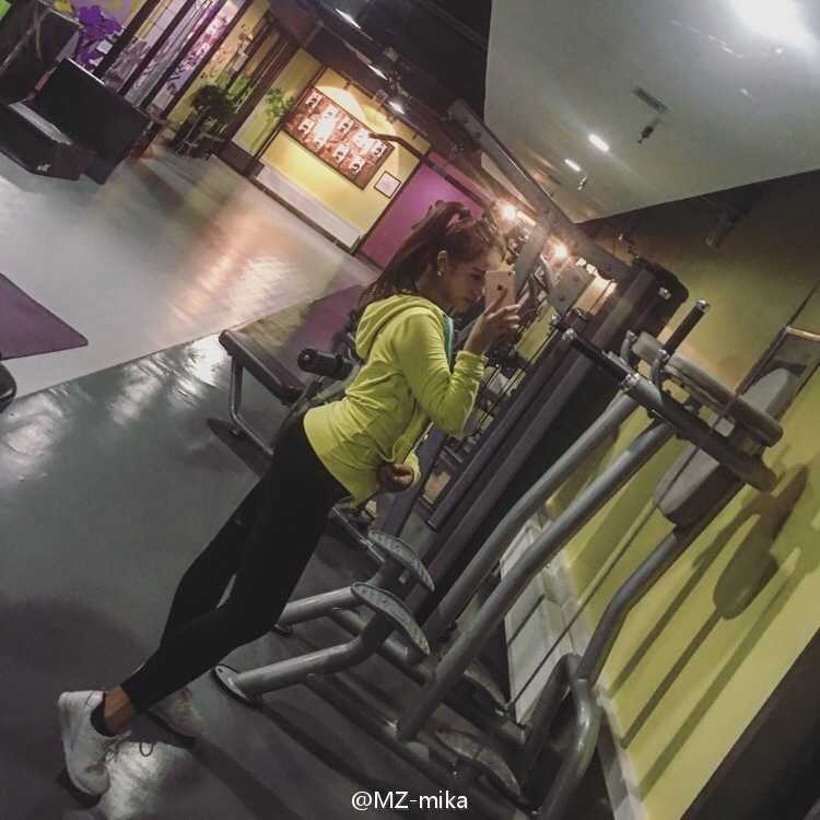 蒋诗晴身穿抢眼的粉色亮片短裙，在镜头前大秀逆天长腿，玲珑有致的身材曲线在光影下显得格外迷人，性感指数爆表