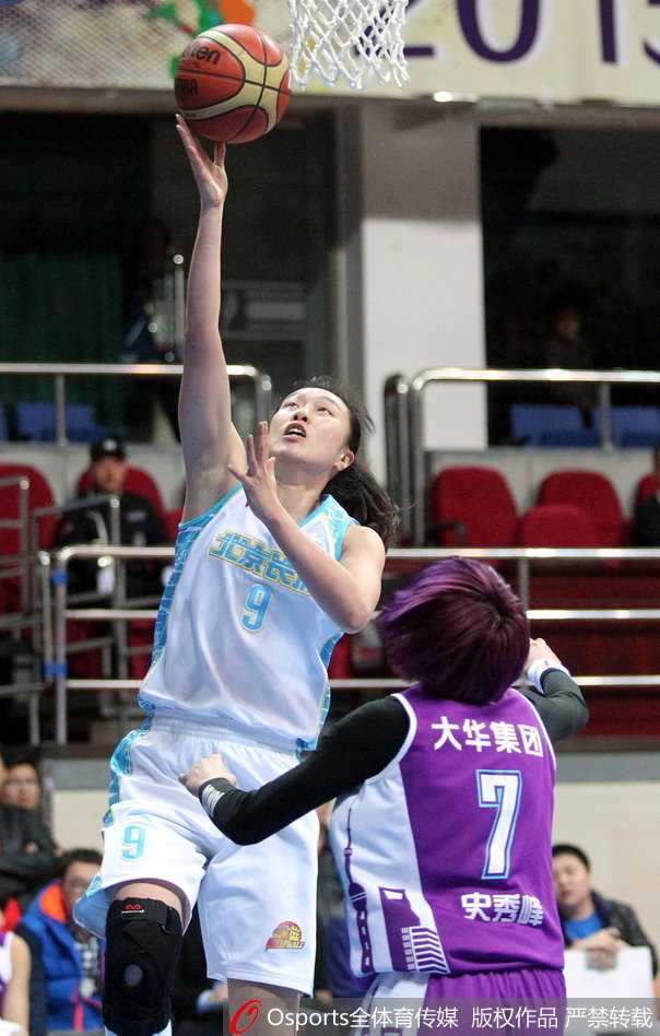 查尔斯在新疆队内线翻江倒海，遭遇两人包夹防守依然强硬高举高打。