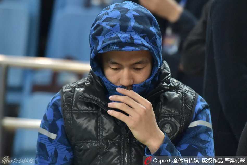 镜头拉近，郭艾伦嘴里鼓鼓囊囊地含着糖果，脸上洋溢着抑制不住的满足感，眼神笑得弯了起来，即使裹在厚厚的冬衣里，那份快乐也几乎要溢出屏幕。