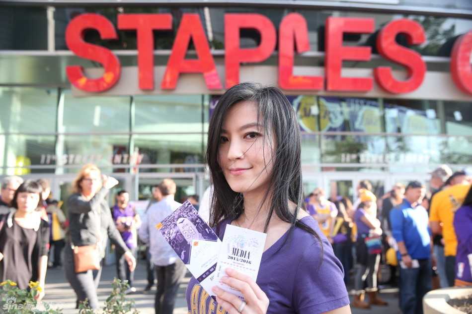 科比谢幕战六十光年,王仕鹏朱芳雨送别传奇,万人空巷只为一人 一位戴着科比球衣的小球迷正趴在留言墙上认真写下祝福,稚嫩的笔迹与周围密密麻麻的各国语言汇聚成一股温暖的致敬洪流。