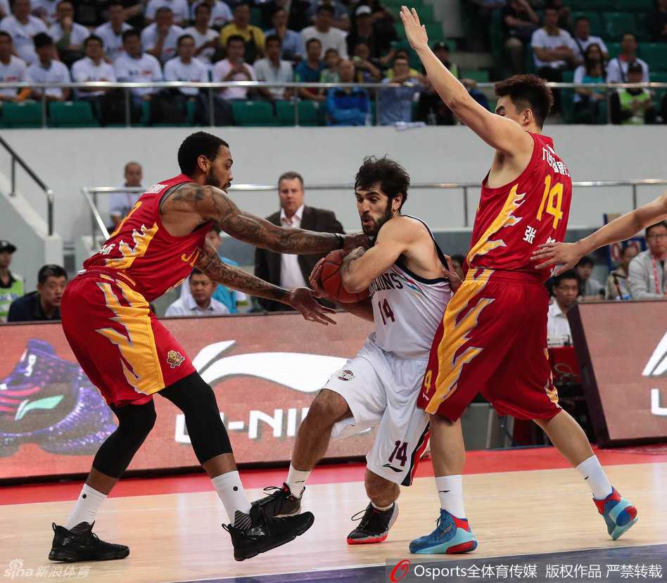 裁判高高抛起篮球，双方中锋如同弹簧般跃起，在空中展开第一次激烈的肌肉碰撞，全场目光聚焦于这颗决定球权的皮球