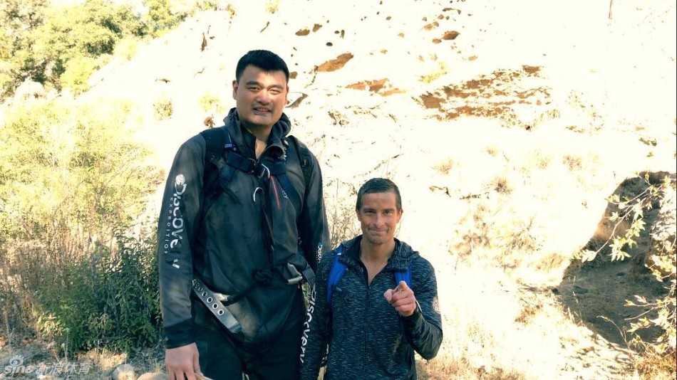 站在食物链顶端的巨人:贝尔递蛆喂姚明,荒野求生上演最强对决 险峻的悬崖峭壁间,贝尔与姚明一前一后艰难穿行。巨大的身高差让画面显得既诙谐又惊险,在荒野面前,即便是篮球巨人,也必须小心翼翼地寻找每一个落脚点。