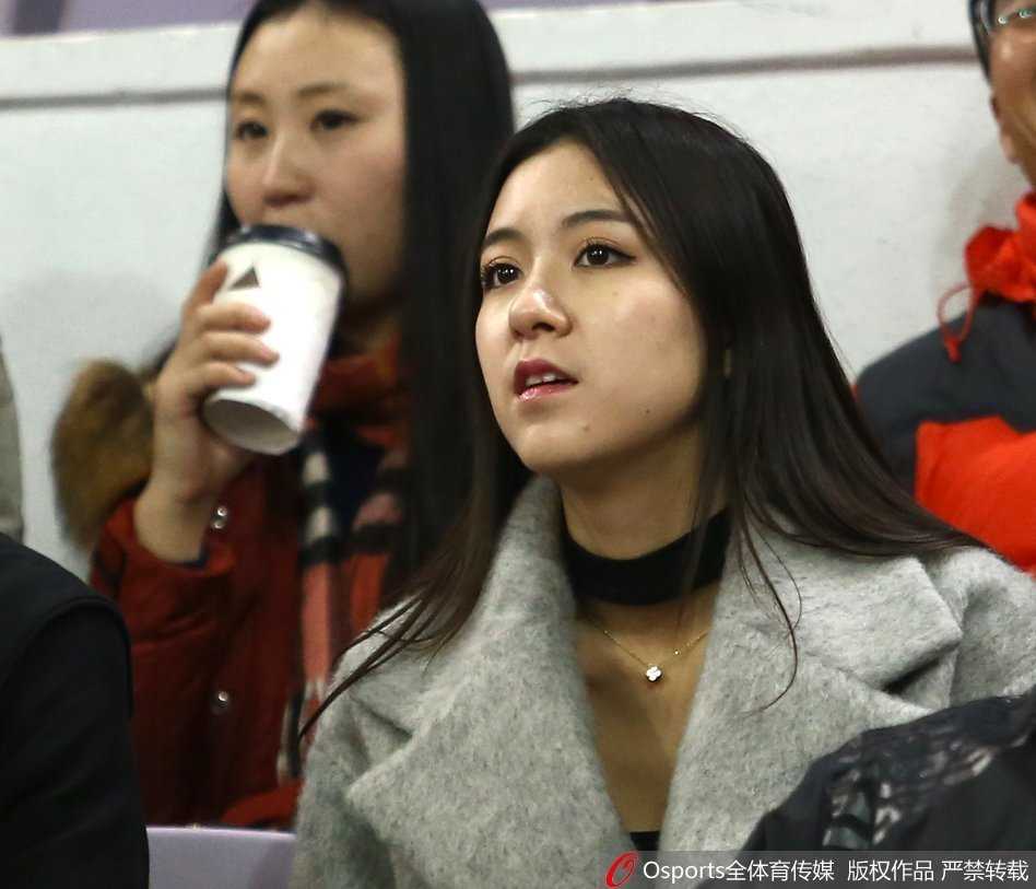 酷似邓紫棋的女球迷一袭白衣安静坐在看台上，眼神清澈专注，宛若明星降临