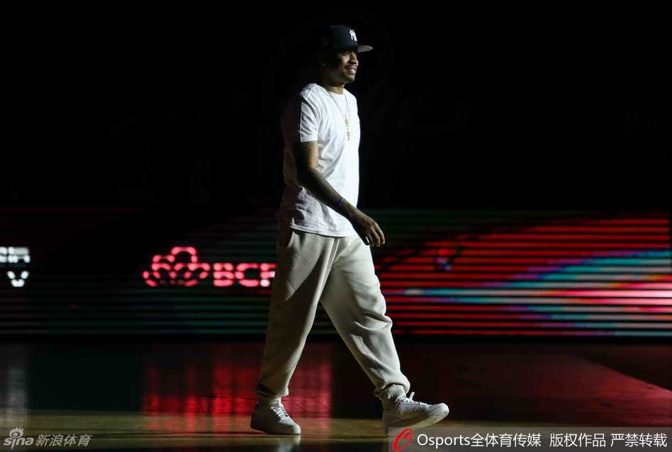 依旧是焦点艾弗森场边替补席上翘腿而坐气场全开面带微笑