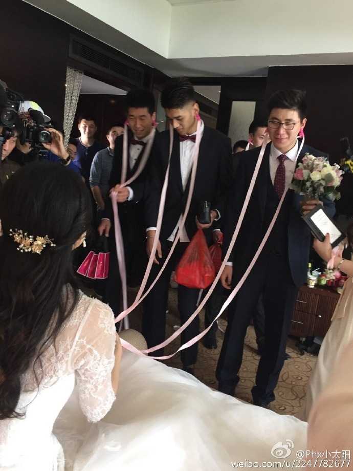 在新郎吴楠和新娘张依凌的婚礼现场，帅气十足的伴郎团整齐站立，他们统一身着深色西装，准备陪伴新郎迎接人生中最幸福的一天。