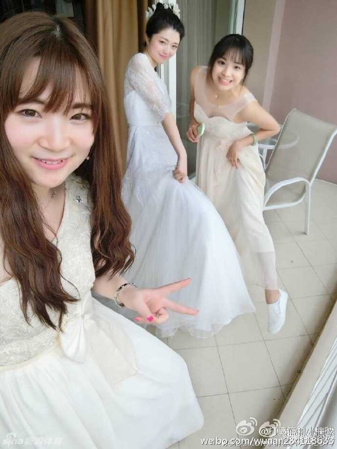 新郎吴楠与美丽的伴娘团合影，他手持捧花站在中央，却被身旁的姐妹们围绕，不知接下来会遭遇怎样的伴娘团恶搞考验，表情略显搞怪。