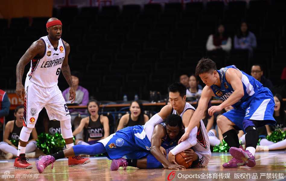 篮坛烽火记忆:那些年我们追过的CBA热血瞬间 江苏队吴楠奋不顾身飞身扑救,整个人平行于地面将球捞回,斗志昂扬
