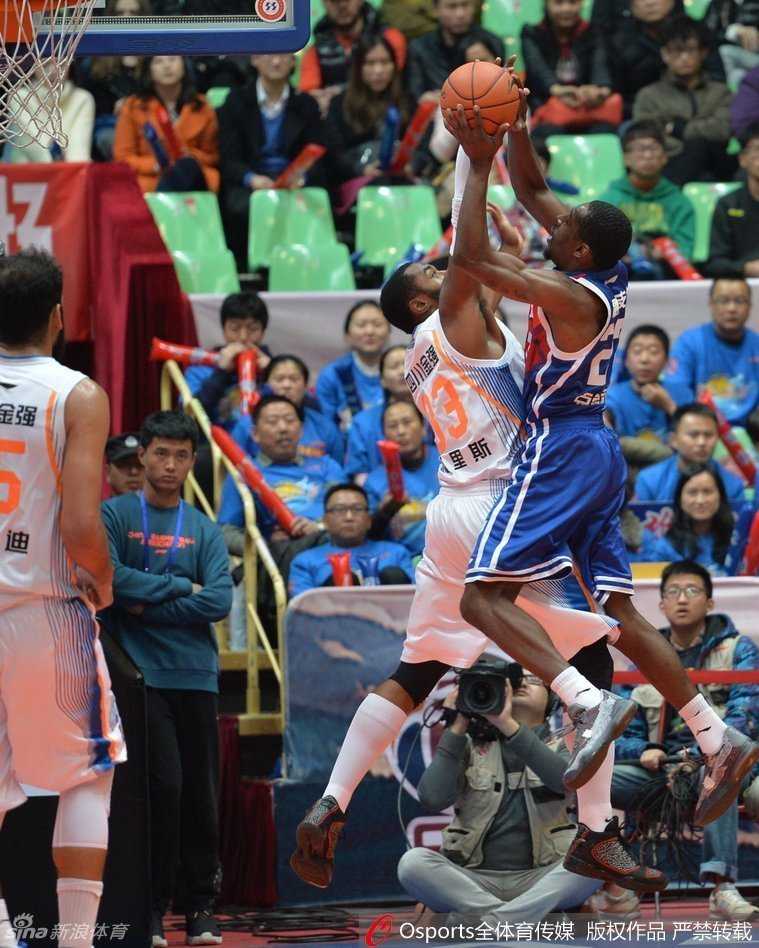 篮坛烽火记忆:那些年我们追过的CBA热血瞬间 天津队外援兰姆接球后腾空而起,上演势大力沉的双手暴扣终结进攻