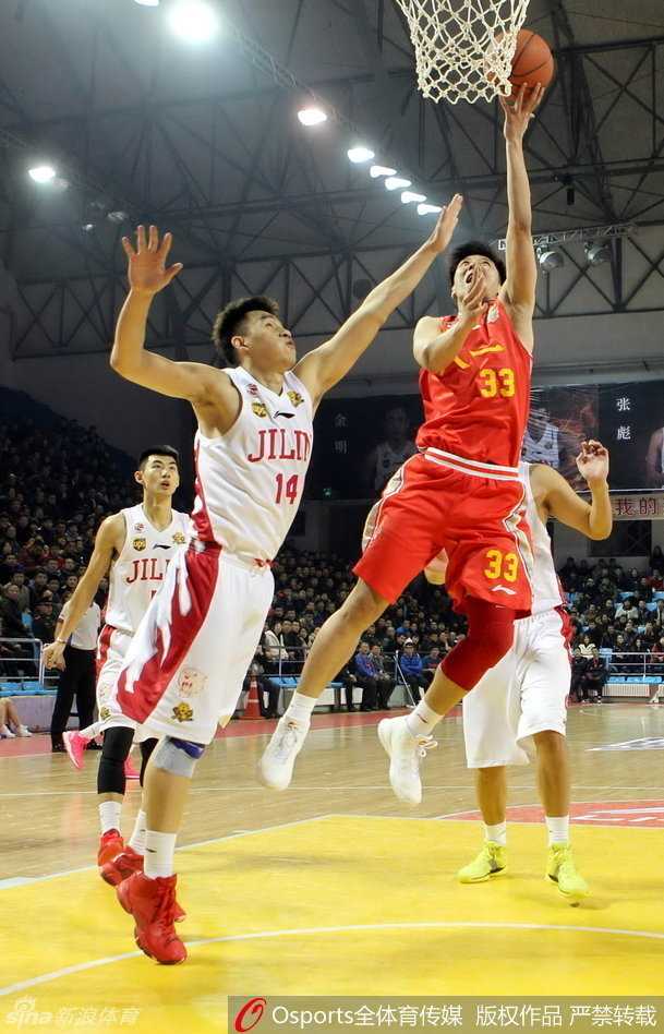 李安双臂灌篮如泰山压顶，肌肉线条迸发出力量之美