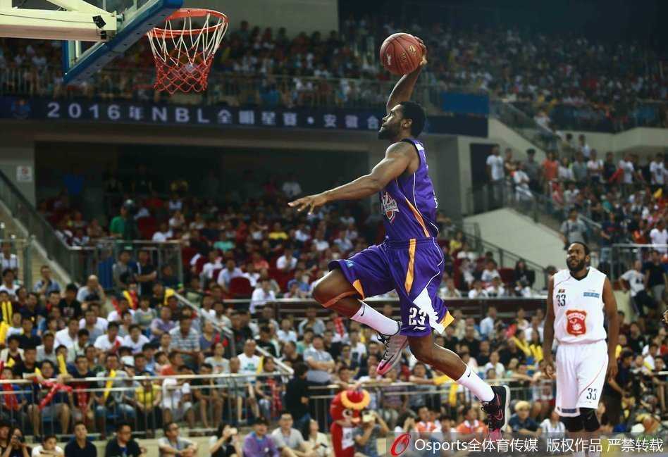 球员高高跃起，以一记势大力沉的双手暴扣终结进攻，篮筐在他手中颤抖。