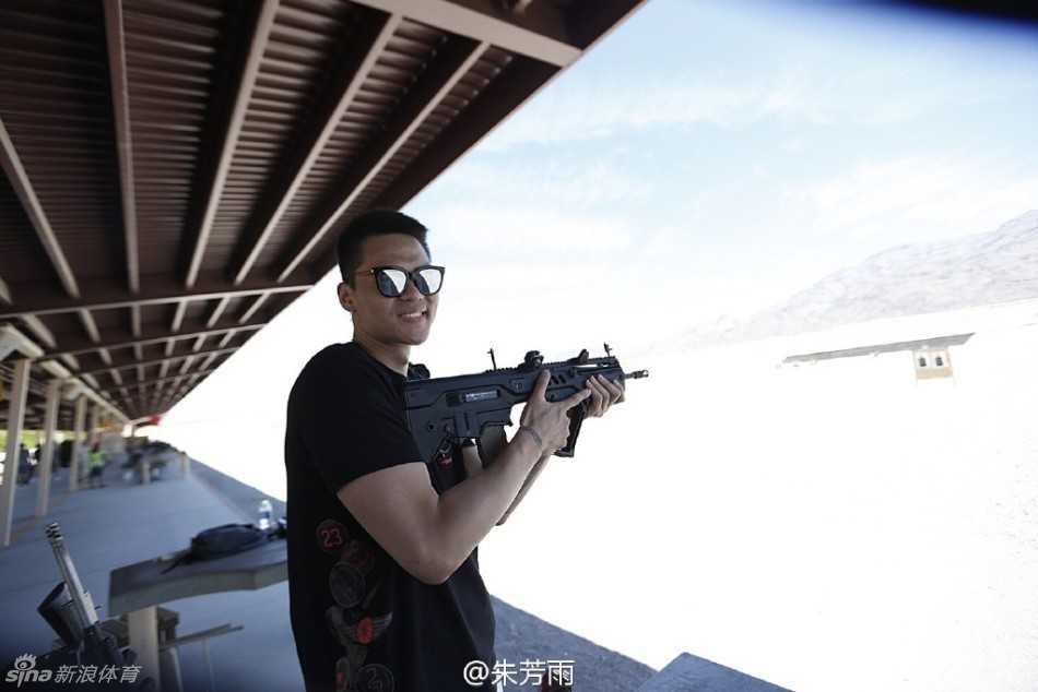 朱芳雨亲自为手中的巴雷特狙击步枪装填子弹，动作小心翼翼却又充满力量感，这不仅是对武器的尊重，更是对这项充满力量与精准的运动的敬畏。