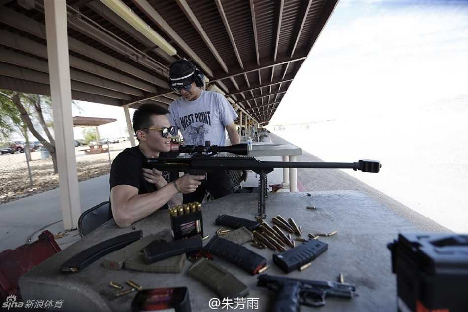 完成一次漂亮的设计后，朱芳雨手持狙击步枪，对着镜头露出了自信而满足的微笑，身后是开阔的靶场，这一刻，他仿佛不是篮球明星，而是一位经验丰富的“潇洒型男”射手。