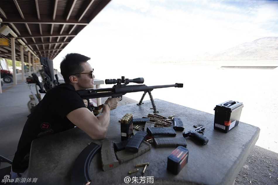 与友人并肩而立的合影中，朱芳雨依旧保持着标志性的微笑，手中的狙击枪为这次异国特训增添了一份特别的回忆，画面中充满了轻松愉快的氛围。