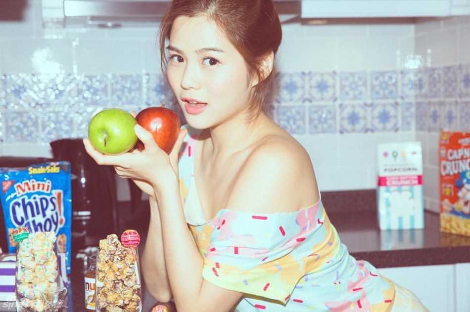 健身房中挥汗如雨，她练出健康身材，彰显力量与美丽的融合