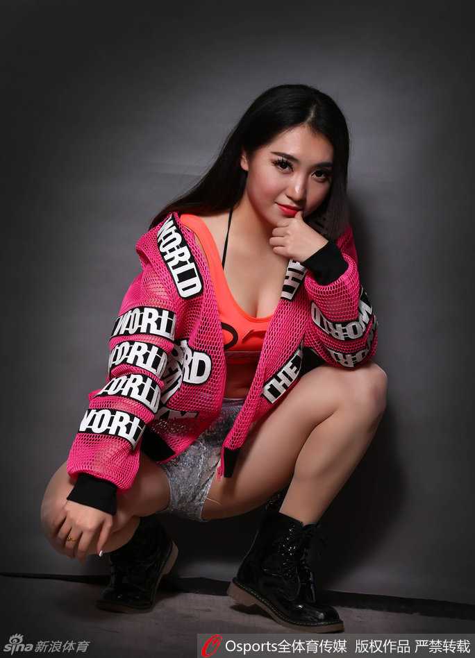 宝贝背对镜头回眸一笑，紧身衣背部线条一览无余，性感中不失优雅，仿佛在邀请观众一同期待即将到来的精彩对决。