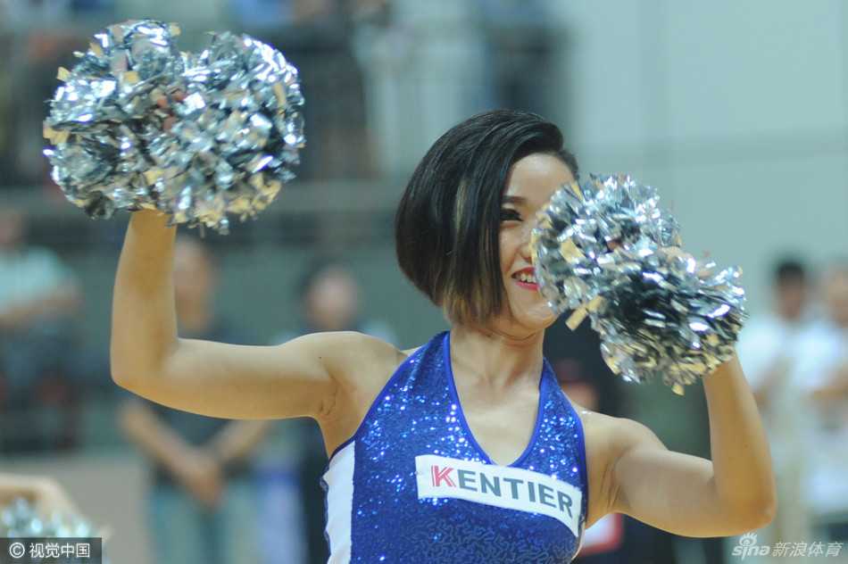 回眸一笑百媚生，这位篮球宝贝在与观众互动时的一个俏皮眼神，瞬间捕获了全场的目光。