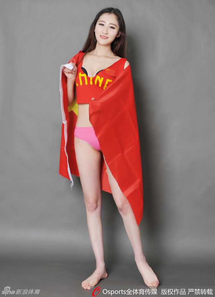 镜头下，篮球宝贝身着热辣比基尼与篮球衣的创意组合，做出篮球比赛的防守姿态，酷劲十足。