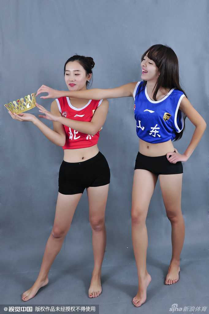 最终的全家福合影中，所有篮球宝贝排成整齐队列，手持篮球，对着镜头绽放出最灿烂的笑容。她们用最饱满的热情告诉世界：京鲁大战，我们已经准备好了！