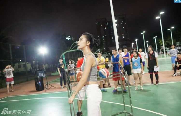 场上是对手，场下是球友，即便顶着防守也要坚决出手，这就是篮球教会我们的自信与果敢