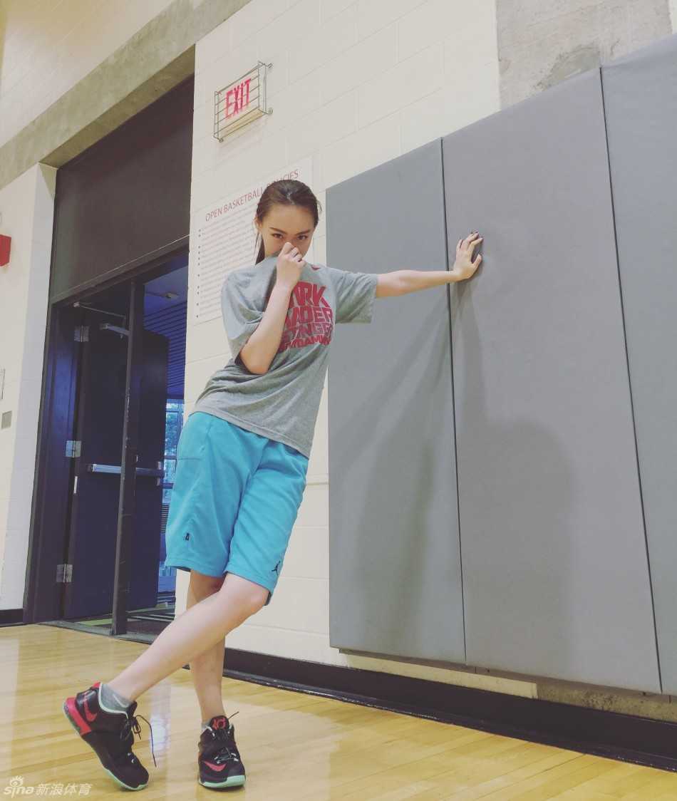 眼神专注而坚定，汗水顺着脸颊滑落，这位留学生正在酝酿一次势不可挡的突破。