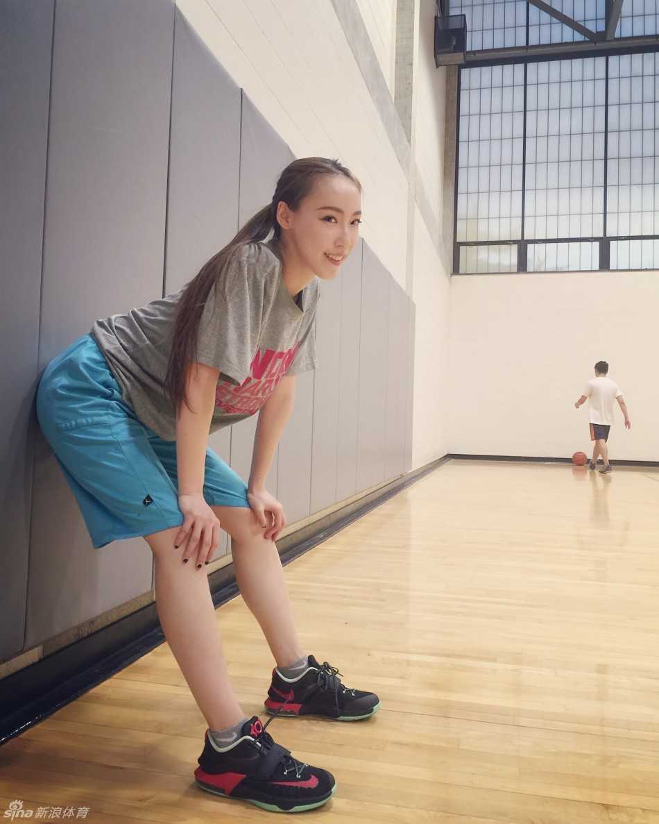 夕阳的余晖洒在异国的球场上，年轻的身影伴着月光启程，准备赴一场与篮球的约定。