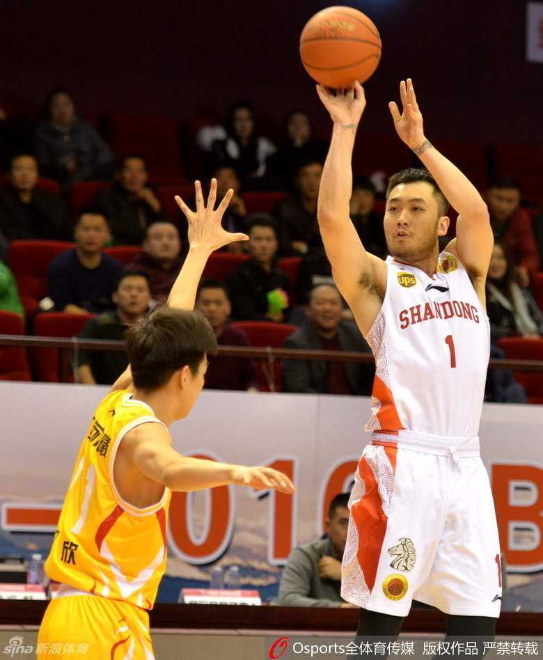 霍尔曼在罚球线内一步滑翔而起，单手将球劈入篮筐，动作舒展霸气十足。