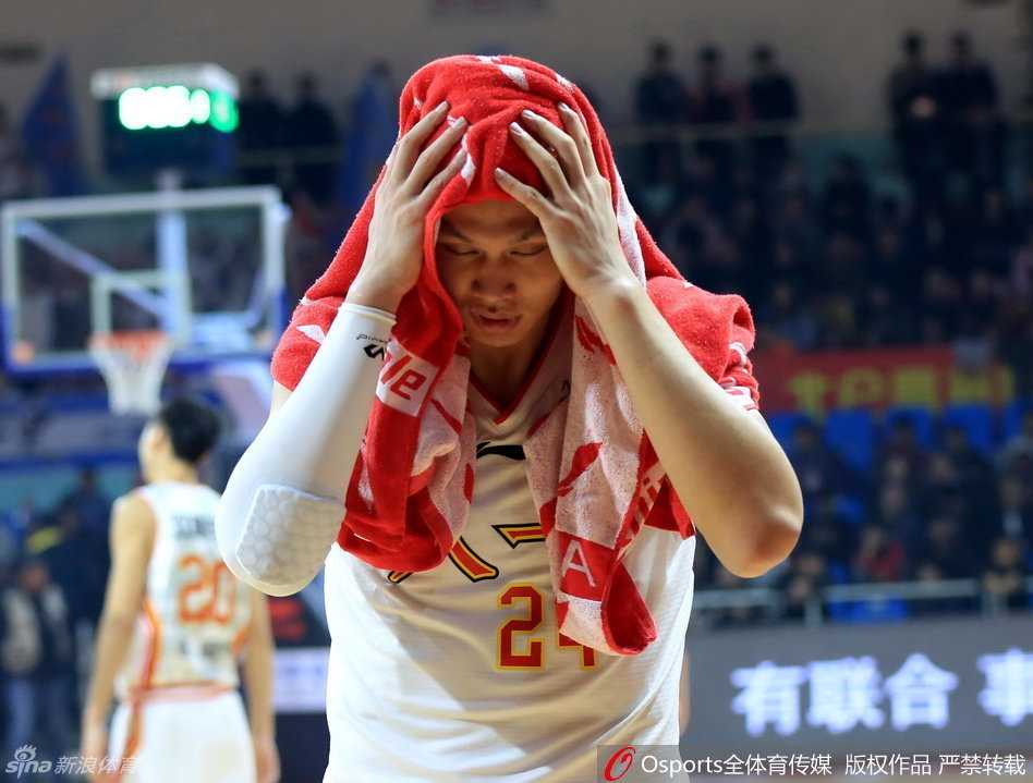 易建联面对八一队员的贴身盯防，自信地持球背身单打，他的脚步移动和肩部假动作让防守者难以判断。