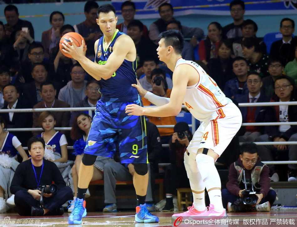 易建联高高跃起，长臂舒展，狠狠地拒绝了刘航初的上篮，这次封盖点燃了广东队替补席的激情。