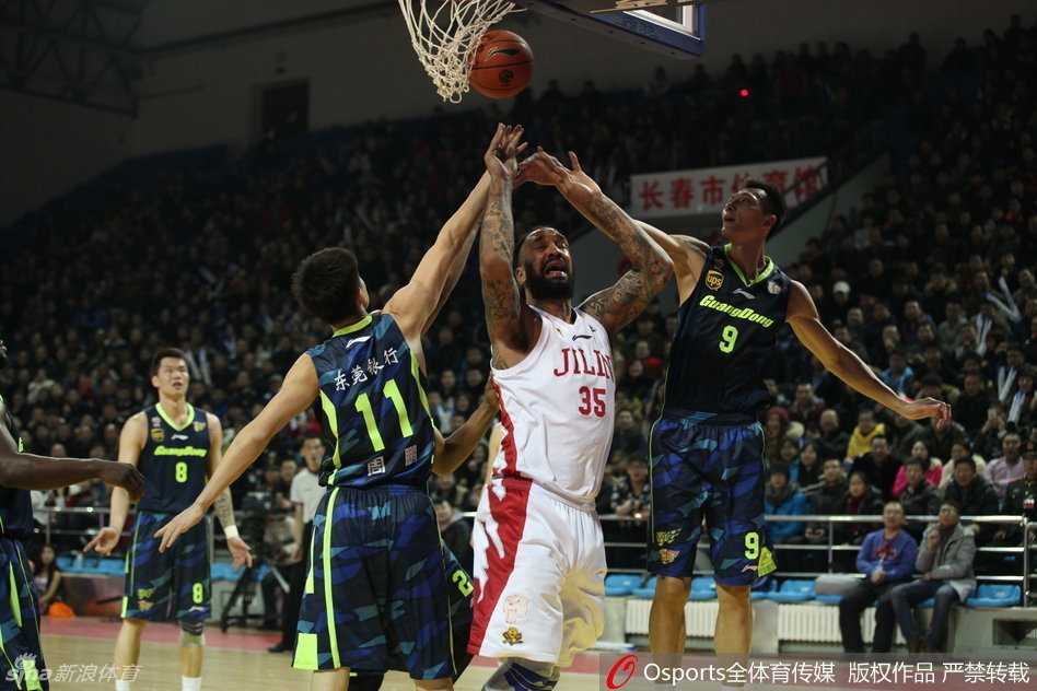 易建联低位强攻，脚步灵动，跳投美如画，尽显领袖风采