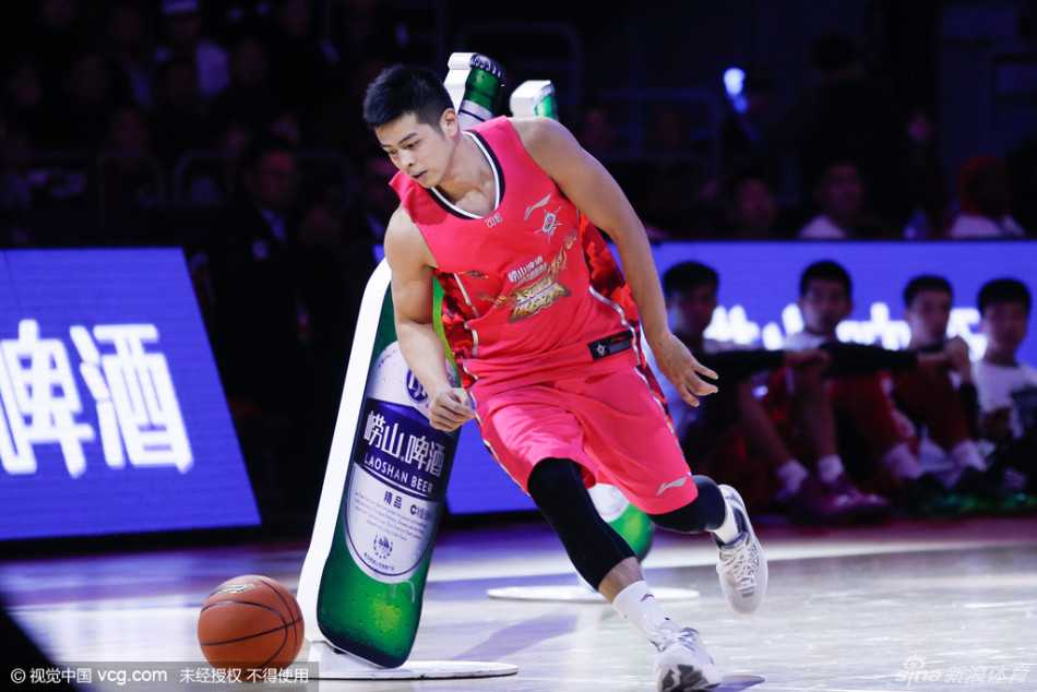 粤地主场新王登基 周湛东技巧赛力克方硕加冕 周湛东眼神专注,双手稳稳将球向前推出,这是决定冠军归属的胸前传球环节。他屏息凝神,力求一击必中,不让任何失误浪费来之不易的时间优势。