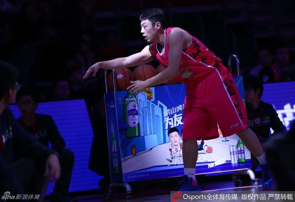 粤地主场新王登基 周湛东技巧赛力克方硕加冕 方硕在全明星赛场上的身影依旧矫健,尽管决赛结果不如人意,但他快速突破的姿态依然彰显着卫冕冠军的底蕴,胜负之外,享受比赛的过程同样重要。